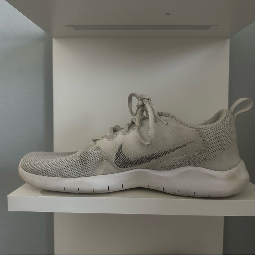 Size 9 -- Women’s Nike Flex Experience Run 10 White